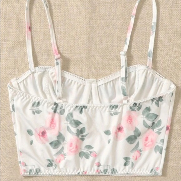 Floral top BRAND NEW - Picture 2 of 2